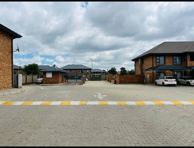 3 BEDROOM APARTMENT FOR SALE IN BOKSBURG NORTH
